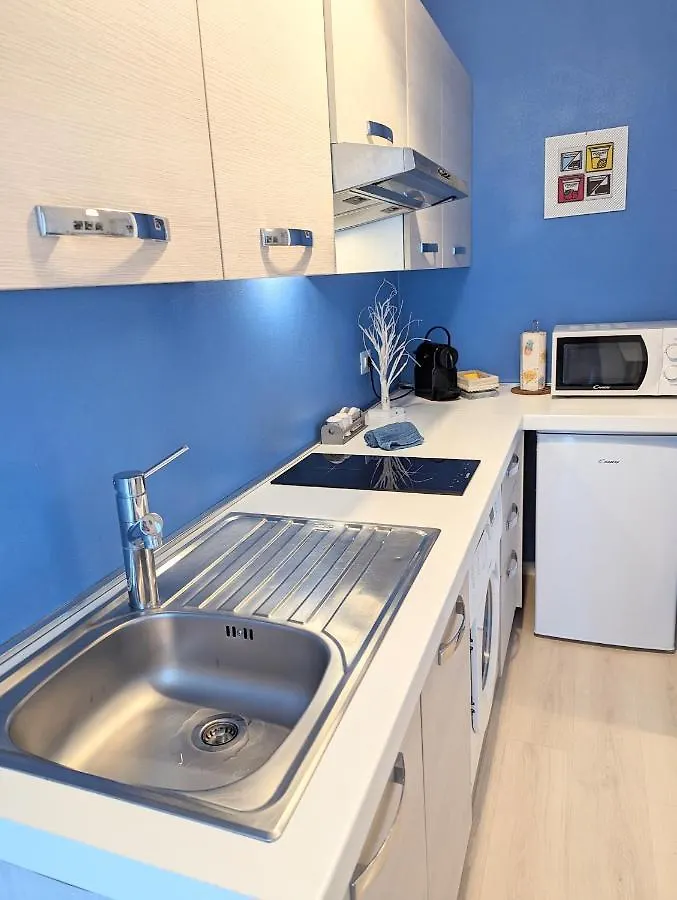Large New Stylish Studio Apt - Metro Fast Wifi A/C Apartment Milan 0*,  Italy